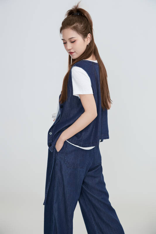 在摄影棚拍摄的青年时尚女性图片