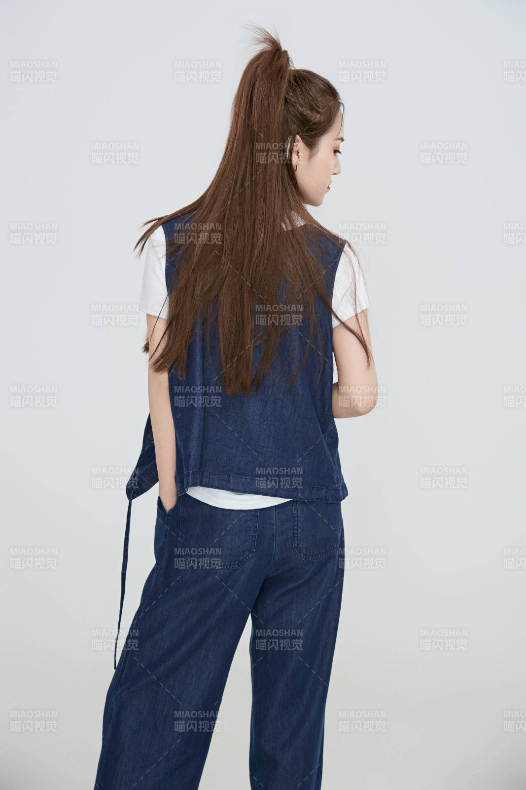 在摄影棚拍摄的青年时尚女性图片