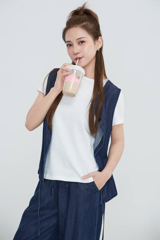 在摄影棚拍摄的青年时尚女性图片