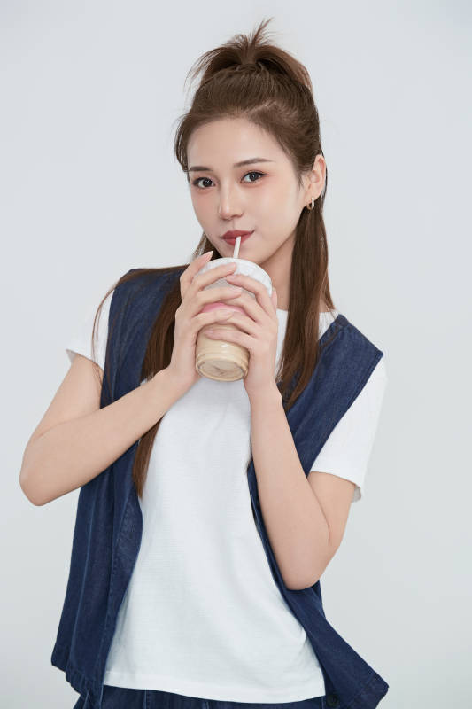 在摄影棚拍摄的青年时尚女性图片