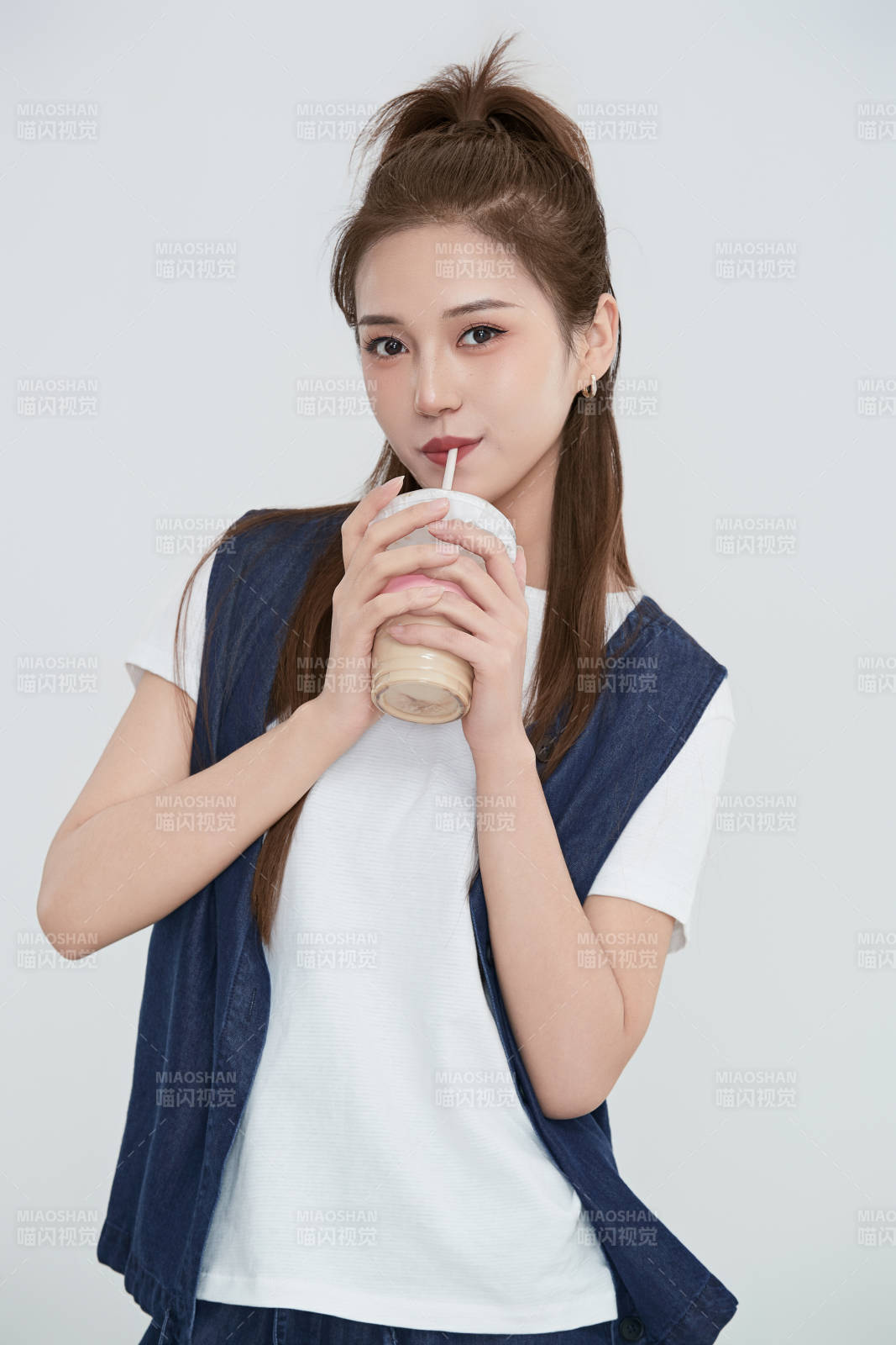 在摄影棚拍摄的青年时尚女性图片