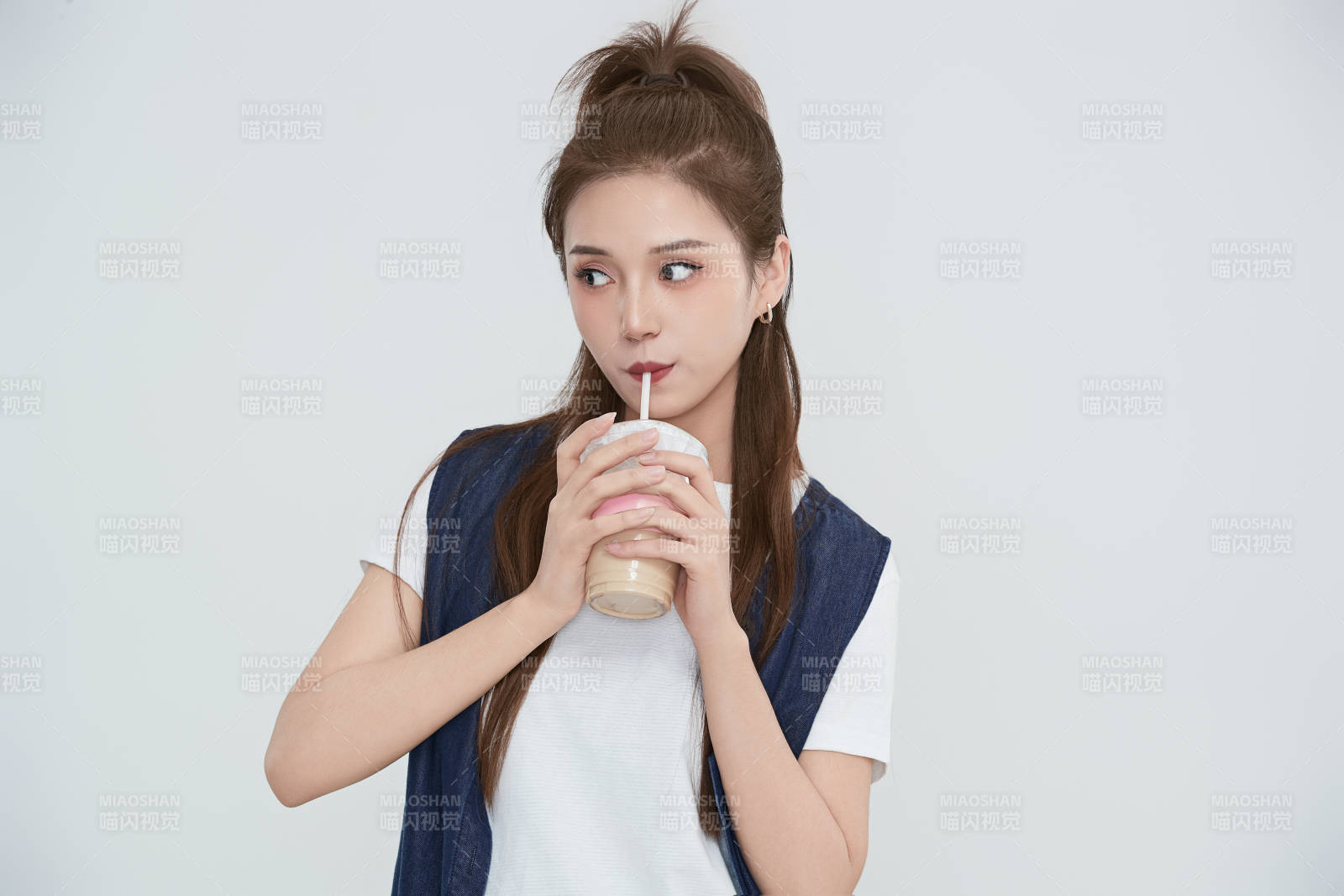 在摄影棚拍摄的青年时尚女性图片