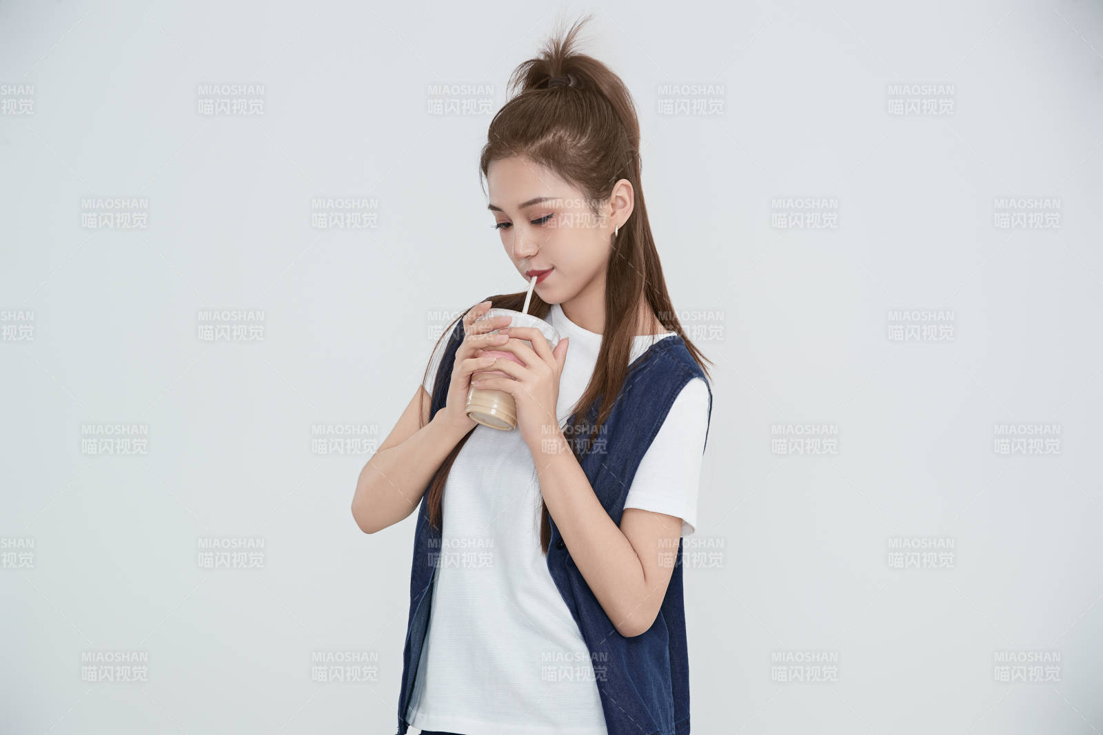 在摄影棚拍摄的青年时尚女性图片