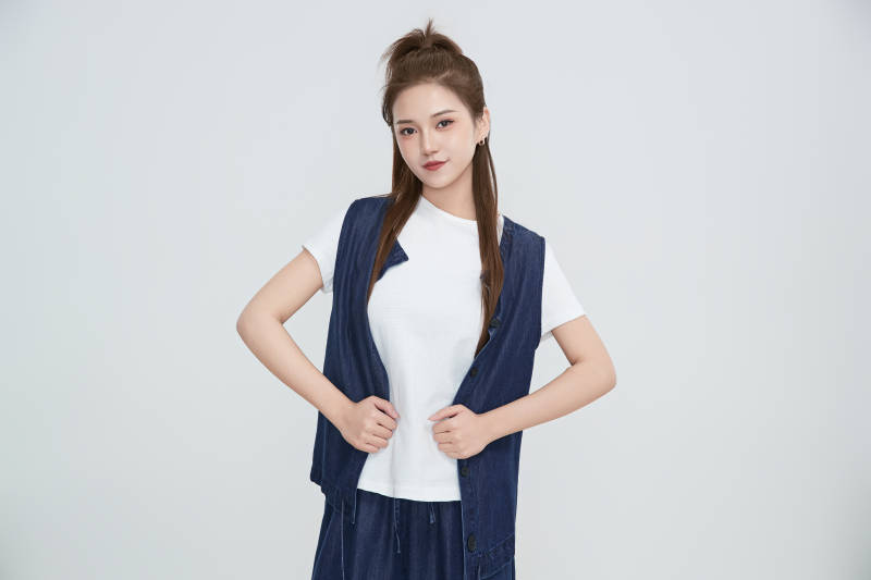 在摄影棚拍摄的青年时尚女性图片