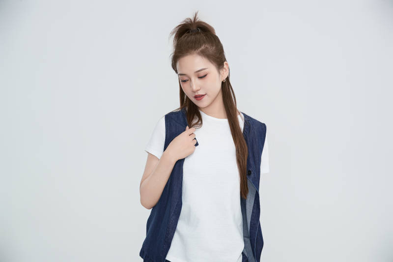 在摄影棚拍摄的青年时尚女性图片