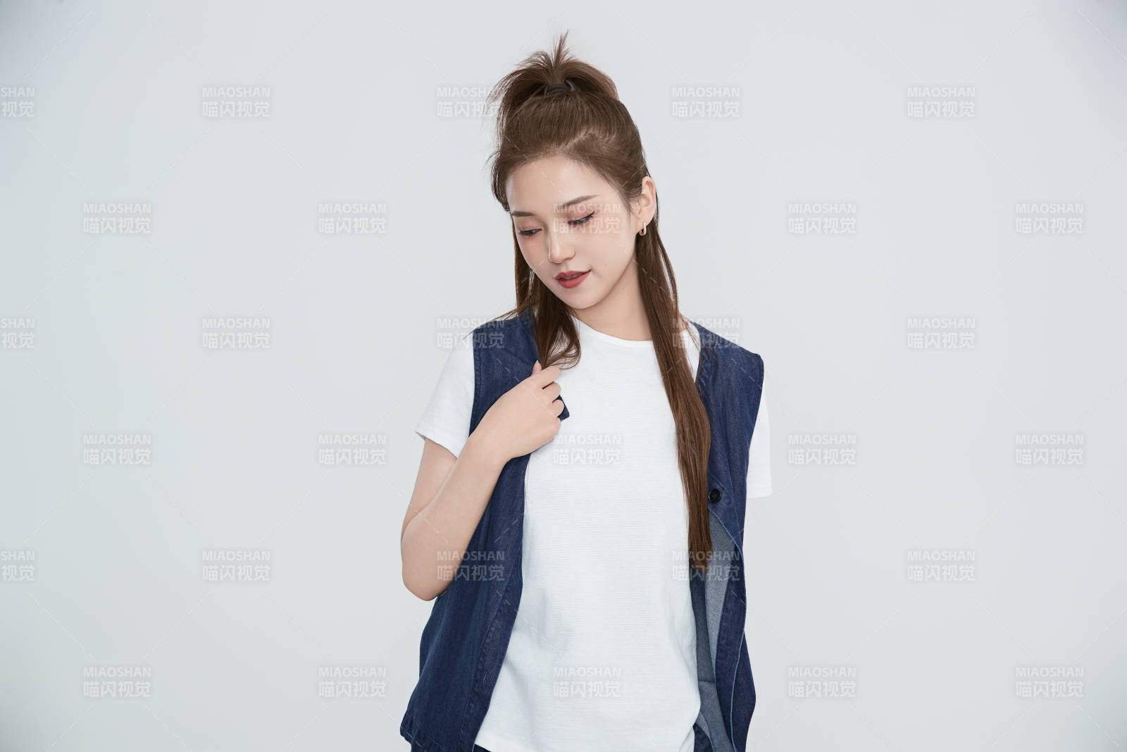 在摄影棚拍摄的青年时尚女性图片