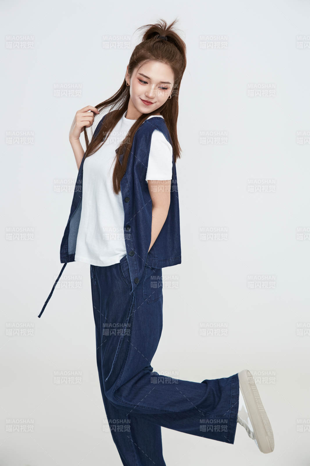 在摄影棚拍摄的青年时尚女性图片