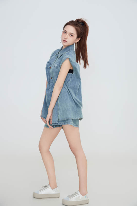 在摄影棚拍摄的青年时尚女性图片