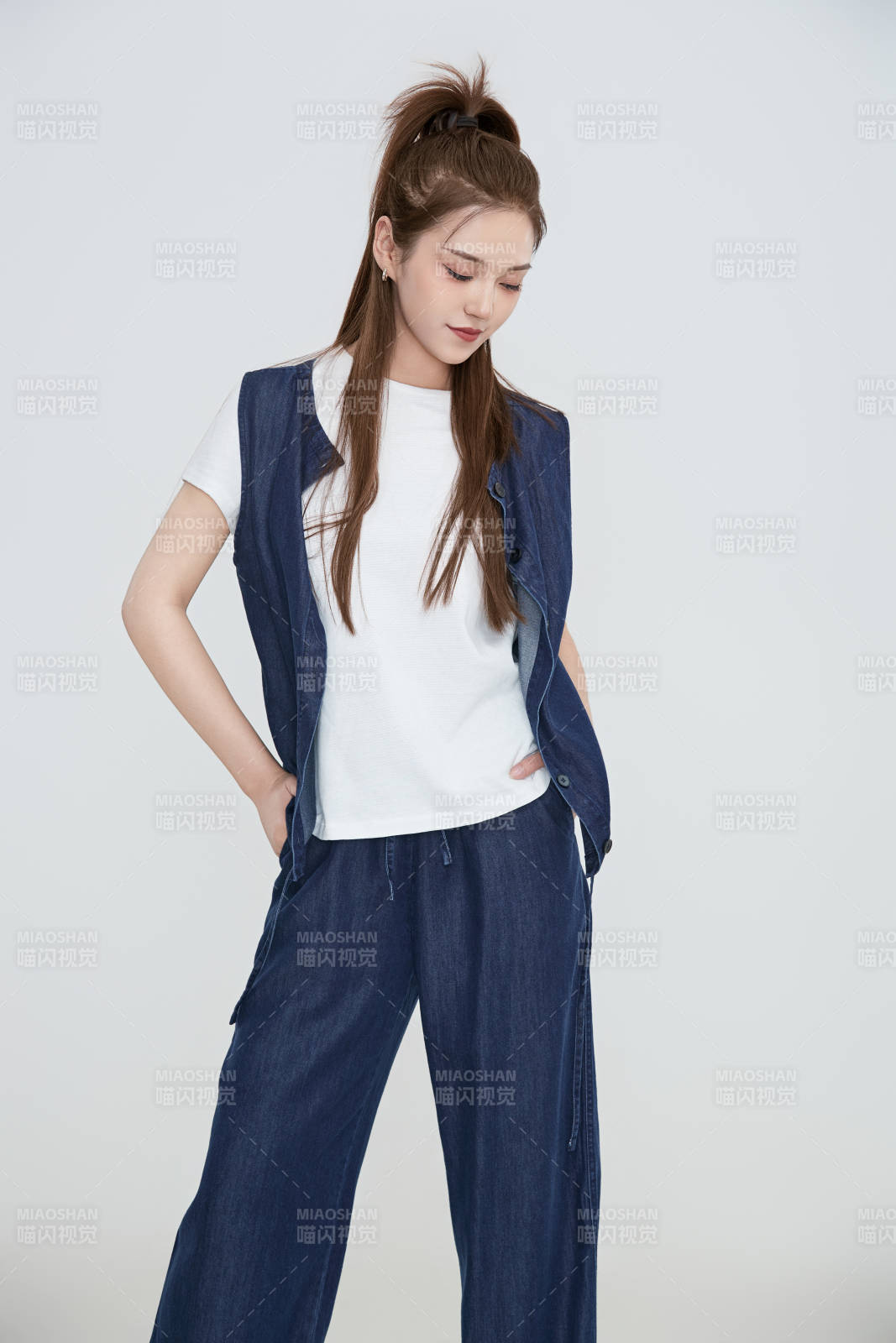 在摄影棚拍摄的青年时尚女性图片