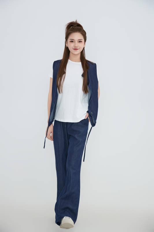 在摄影棚拍摄的青年时尚女性图片