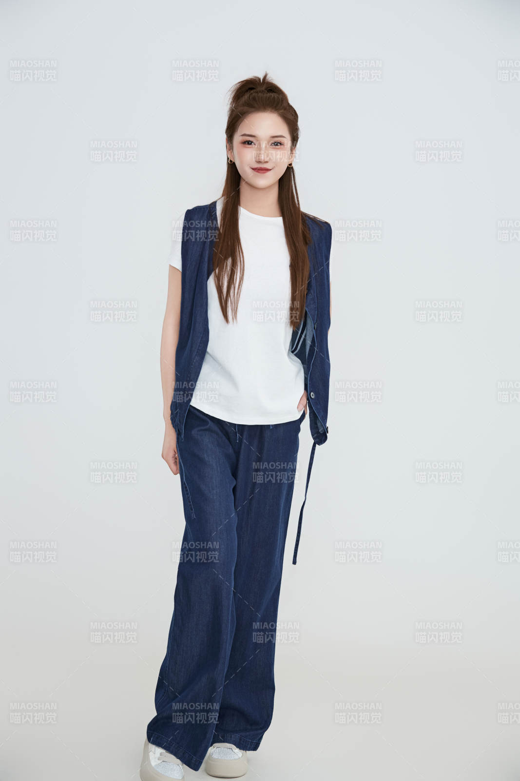 在摄影棚拍摄的青年时尚女性图片