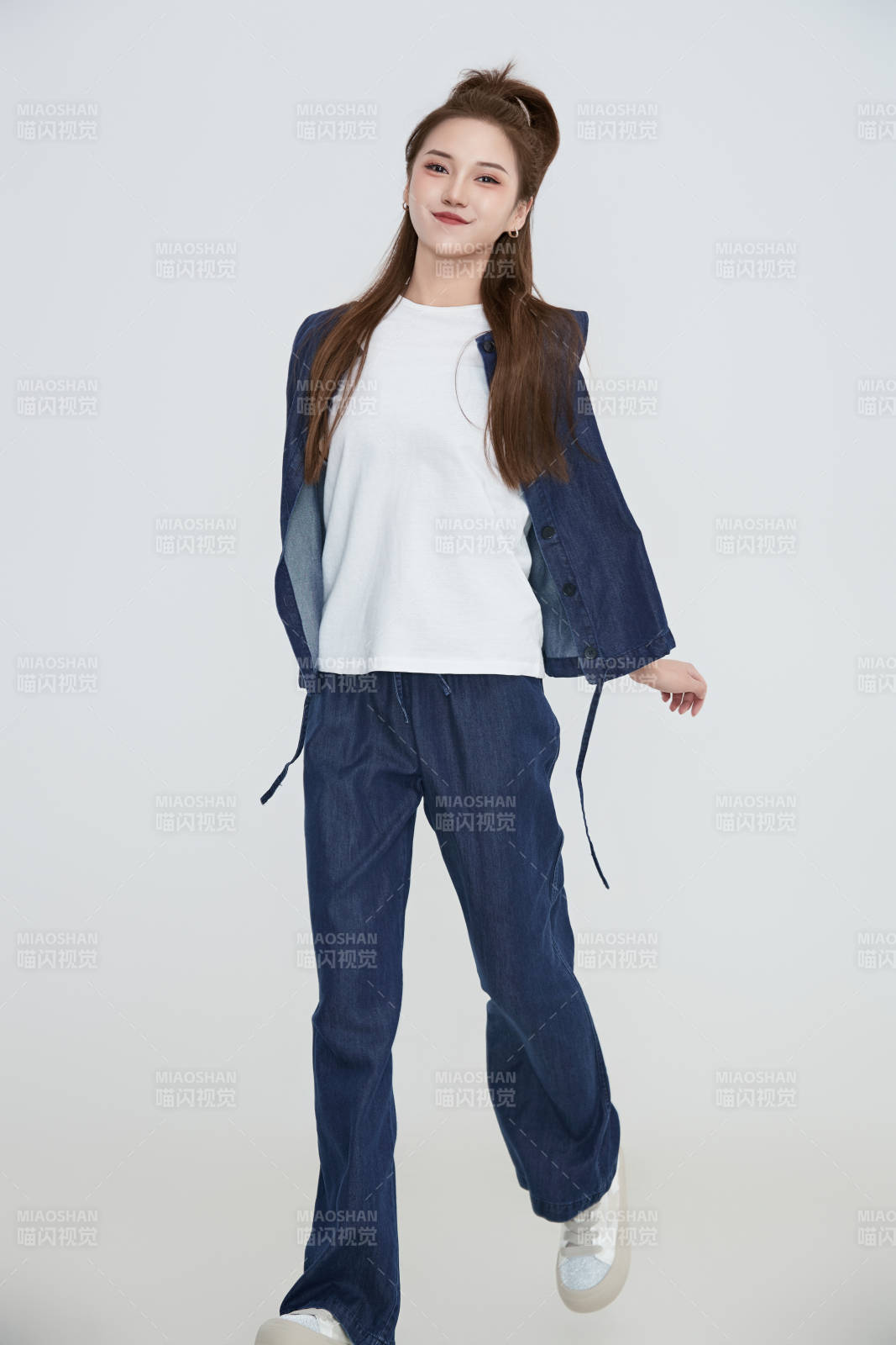 在摄影棚拍摄的青年时尚女性图片