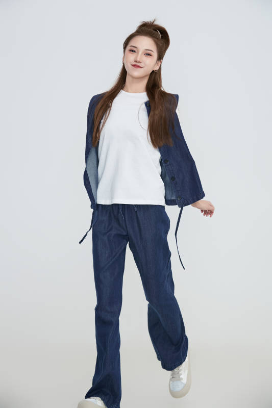 在摄影棚拍摄的青年时尚女性图片