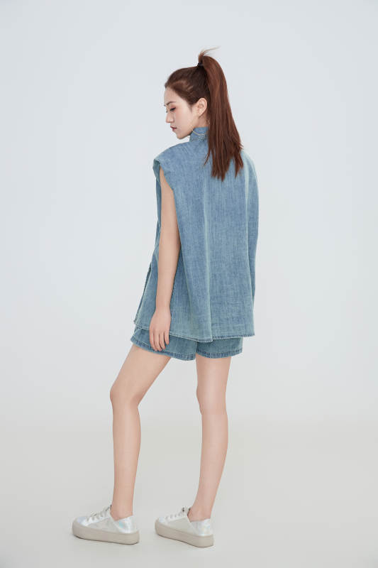 在摄影棚拍摄的青年时尚女性图片