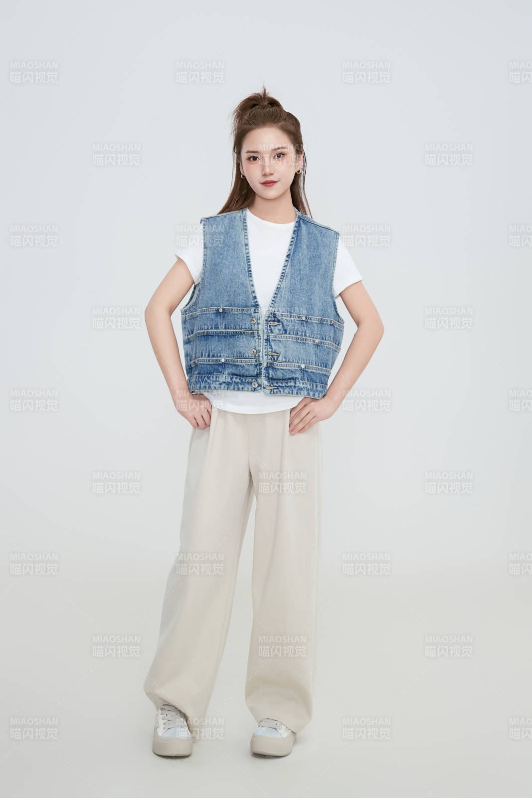 在摄影棚拍摄的青年时尚女性图片