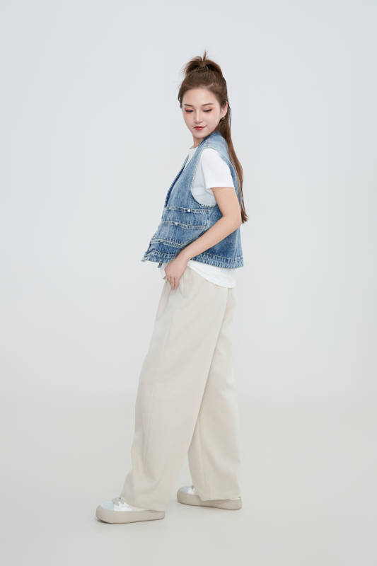 在摄影棚拍摄的青年时尚女性图片