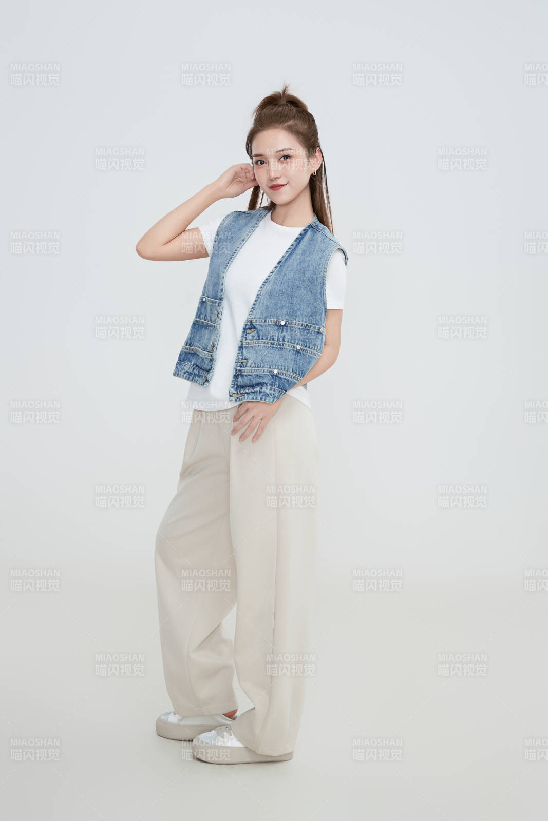 在摄影棚拍摄的青年时尚女性图片