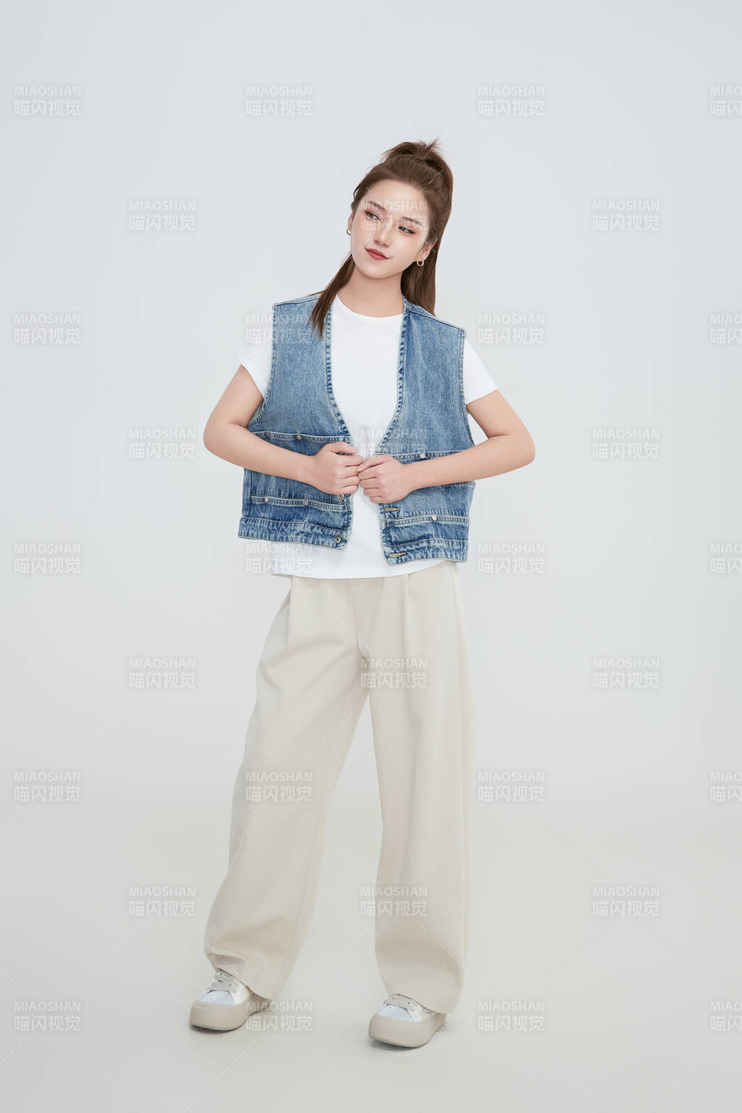 在摄影棚拍摄的青年时尚女性图片