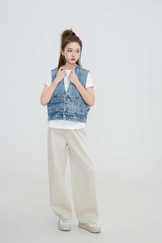 在摄影棚拍摄的青年时尚女性图片