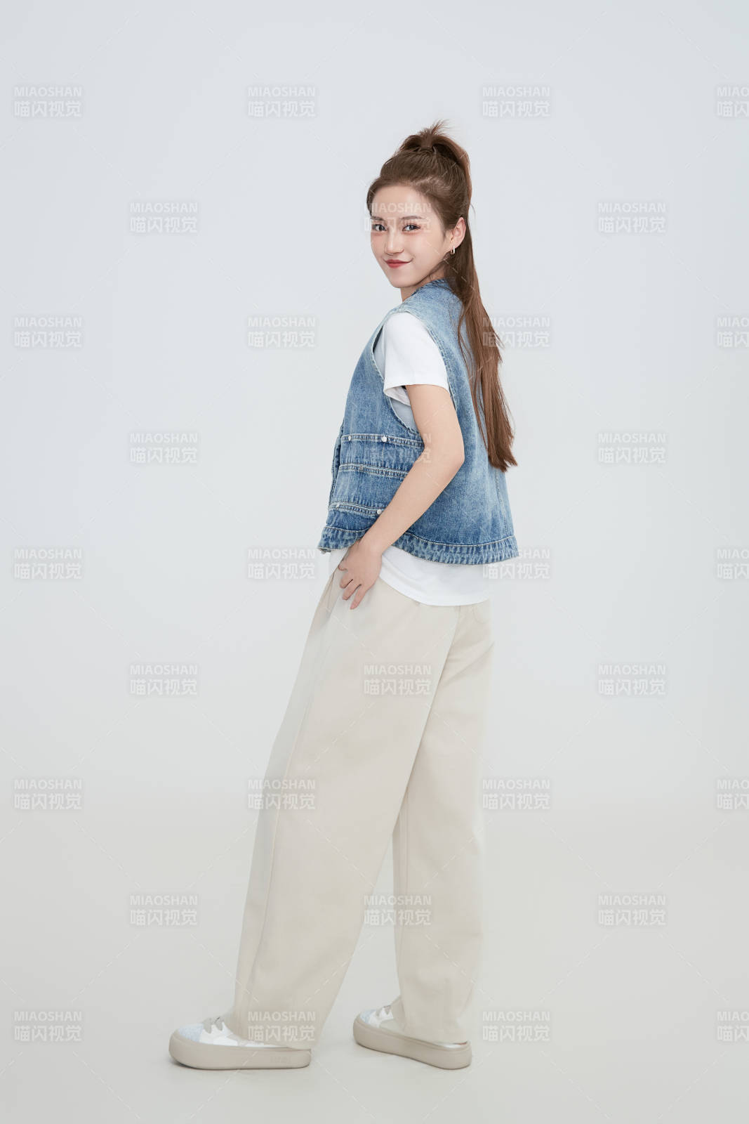 在摄影棚拍摄的青年时尚女性图片