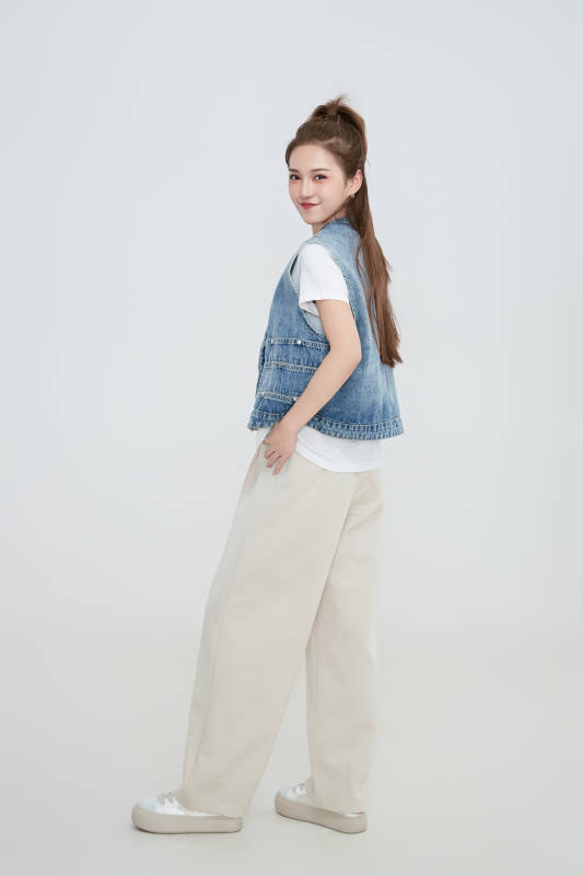 在摄影棚拍摄的青年时尚女性图片