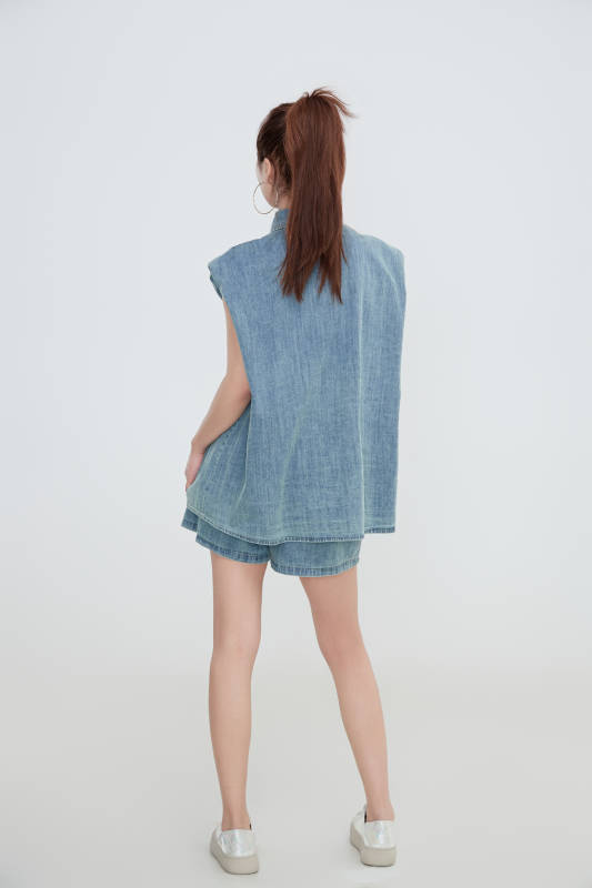 在摄影棚拍摄的青年时尚女性图片