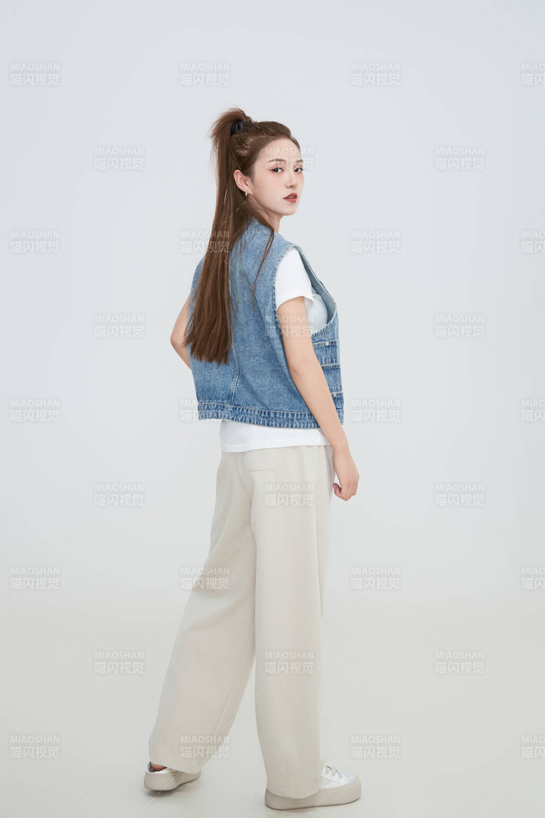 在摄影棚拍摄的青年时尚女性图片