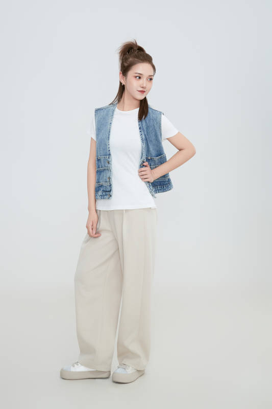 在摄影棚拍摄的青年时尚女性图片