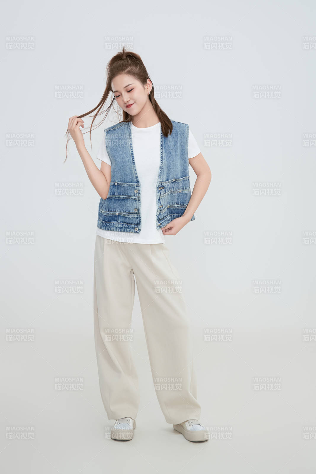 在摄影棚拍摄的青年时尚女性图片