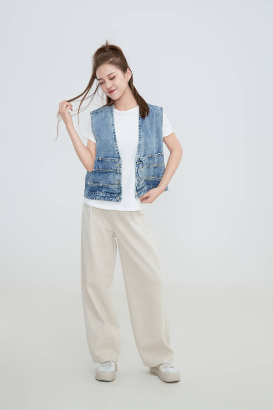 在摄影棚拍摄的青年时尚女性图片