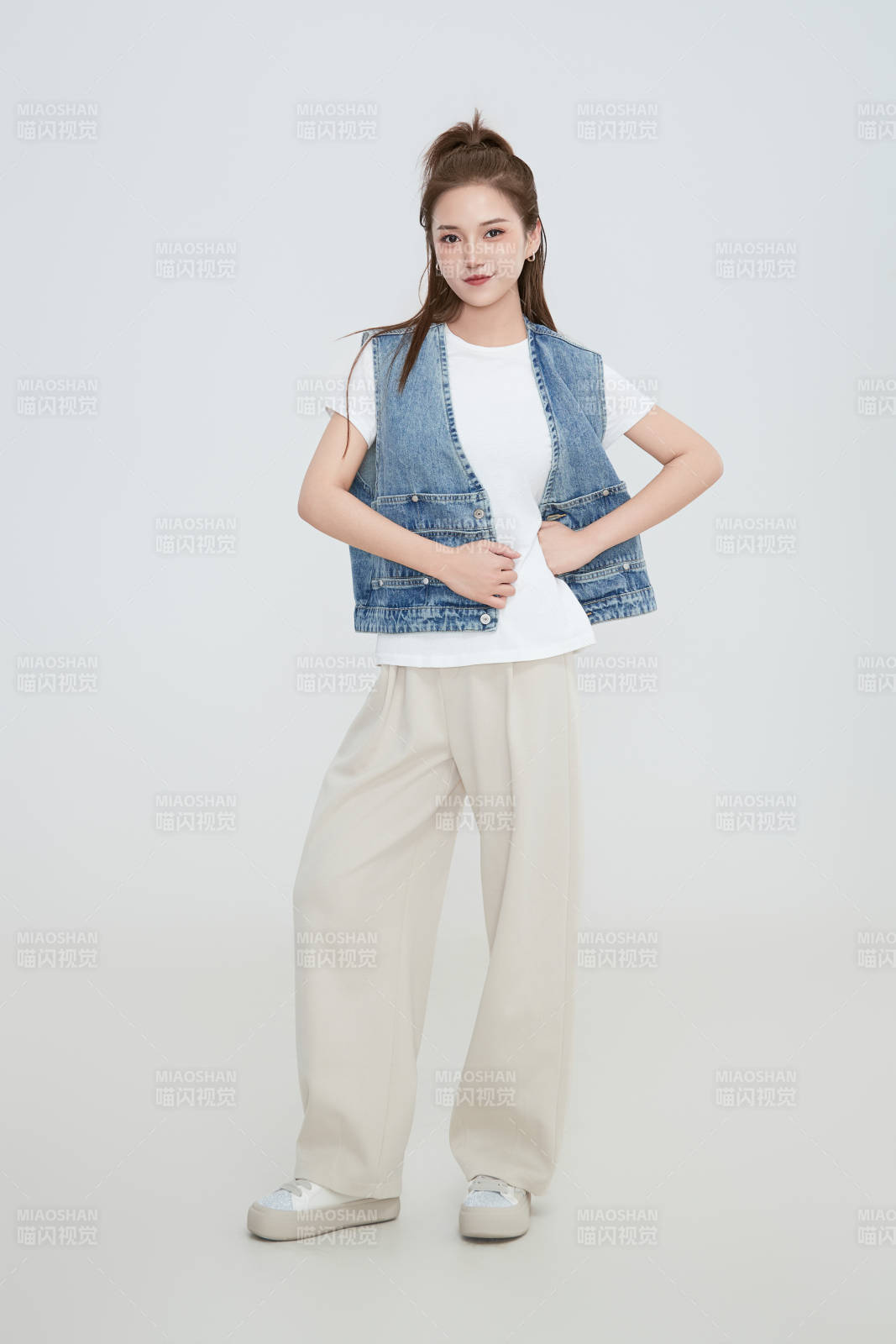 在摄影棚拍摄的青年时尚女性图片