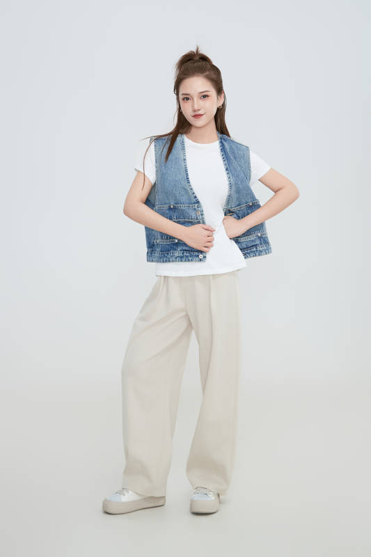 在摄影棚拍摄的青年时尚女性图片