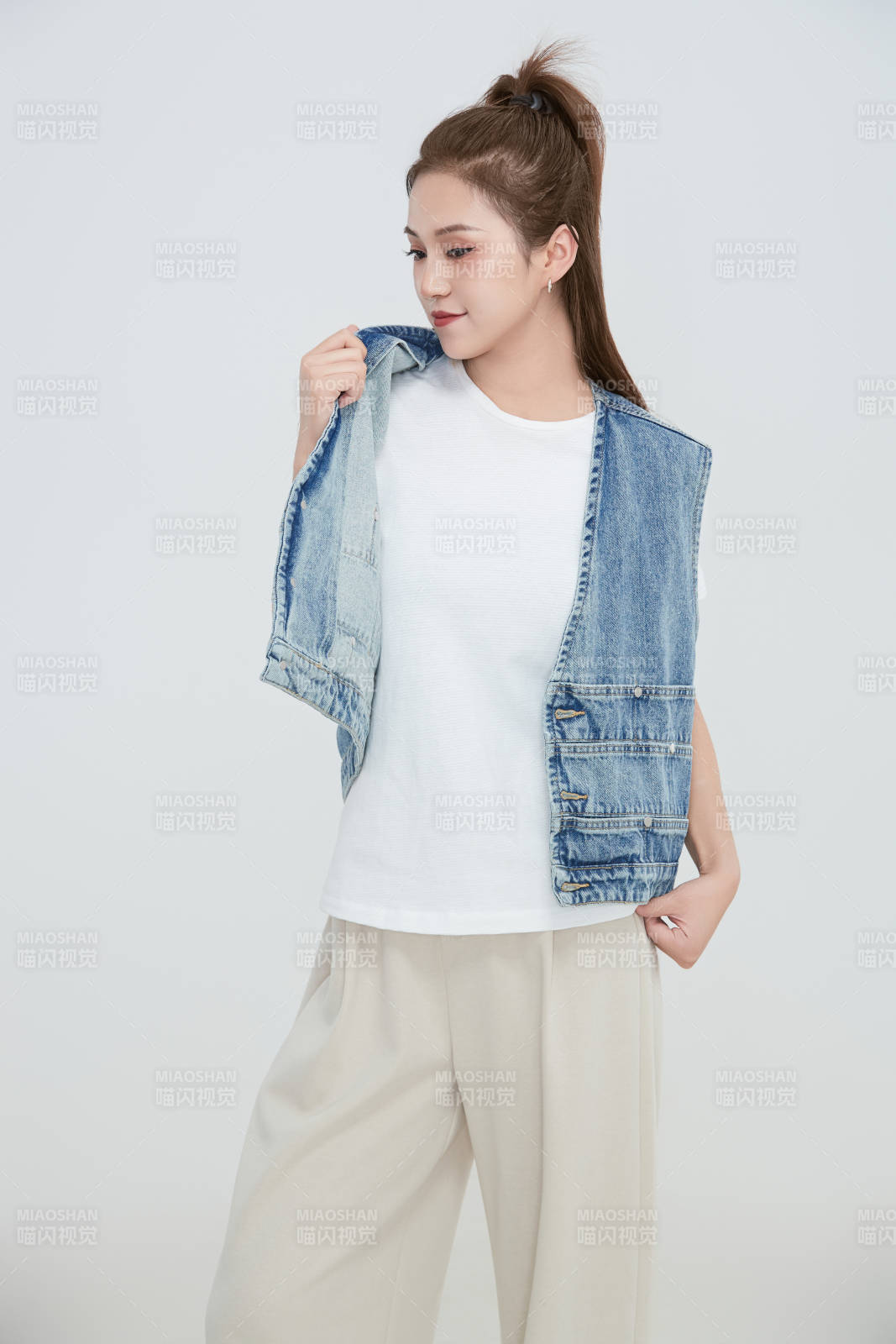 在摄影棚拍摄的青年时尚女性图片