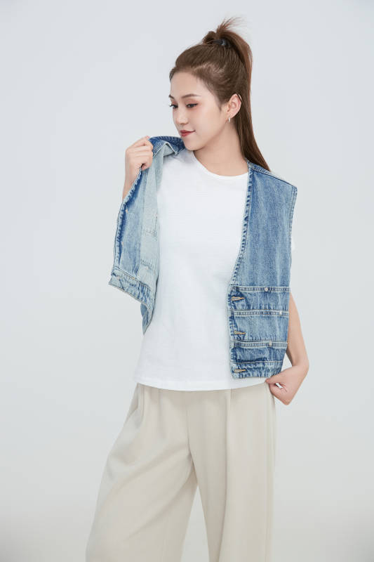 在摄影棚拍摄的青年时尚女性图片