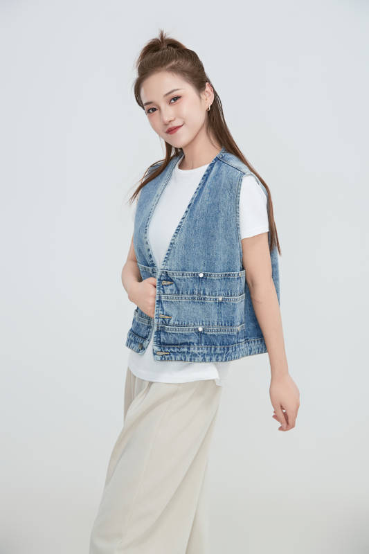 在摄影棚拍摄的青年时尚女性图片