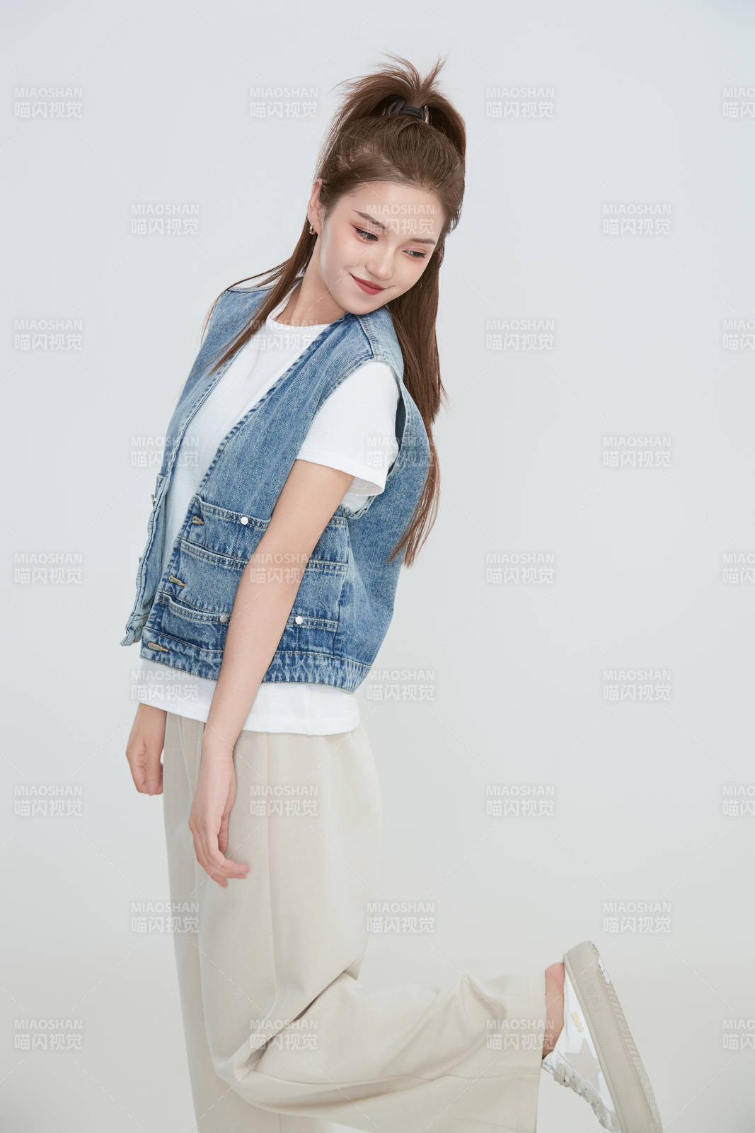 在摄影棚拍摄的青年时尚女性图片