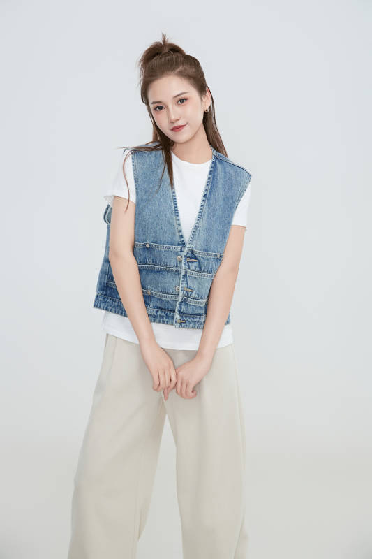 在摄影棚拍摄的青年时尚女性图片