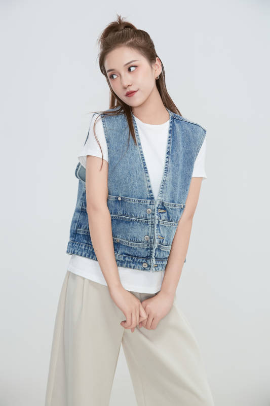 在摄影棚拍摄的青年时尚女性图片