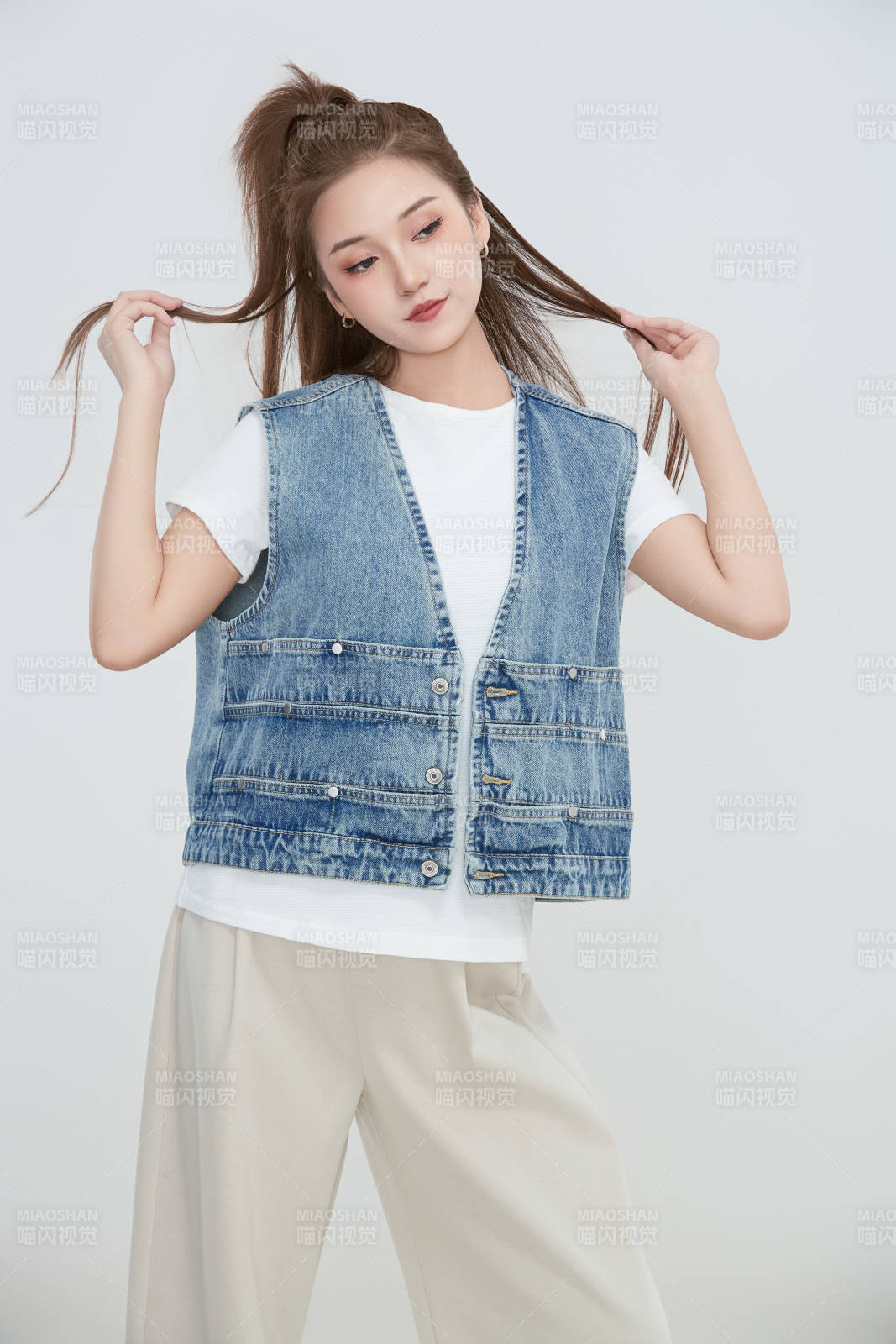 在摄影棚拍摄的青年时尚女性图片