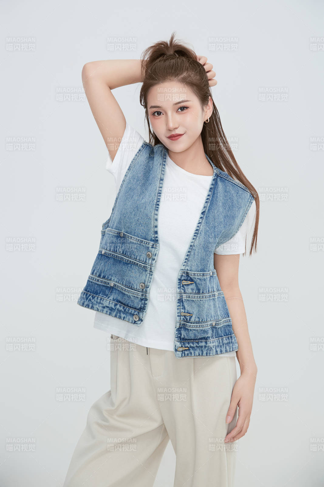 在摄影棚拍摄的青年时尚女性图片