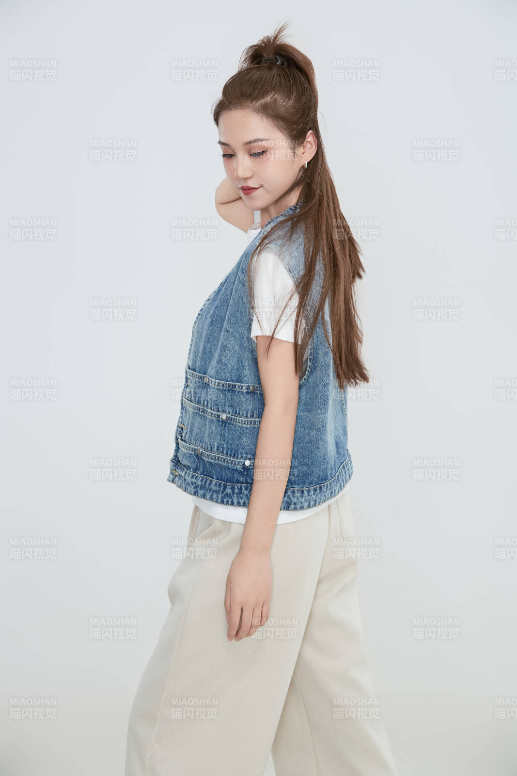 在摄影棚拍摄的青年时尚女性图片