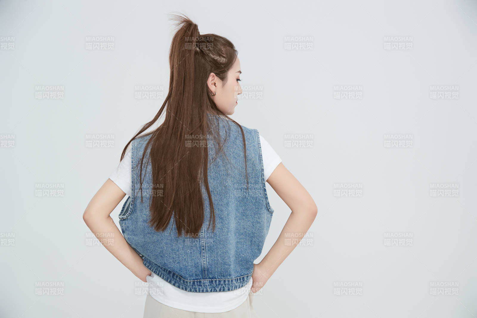 在摄影棚拍摄的青年时尚女性图片