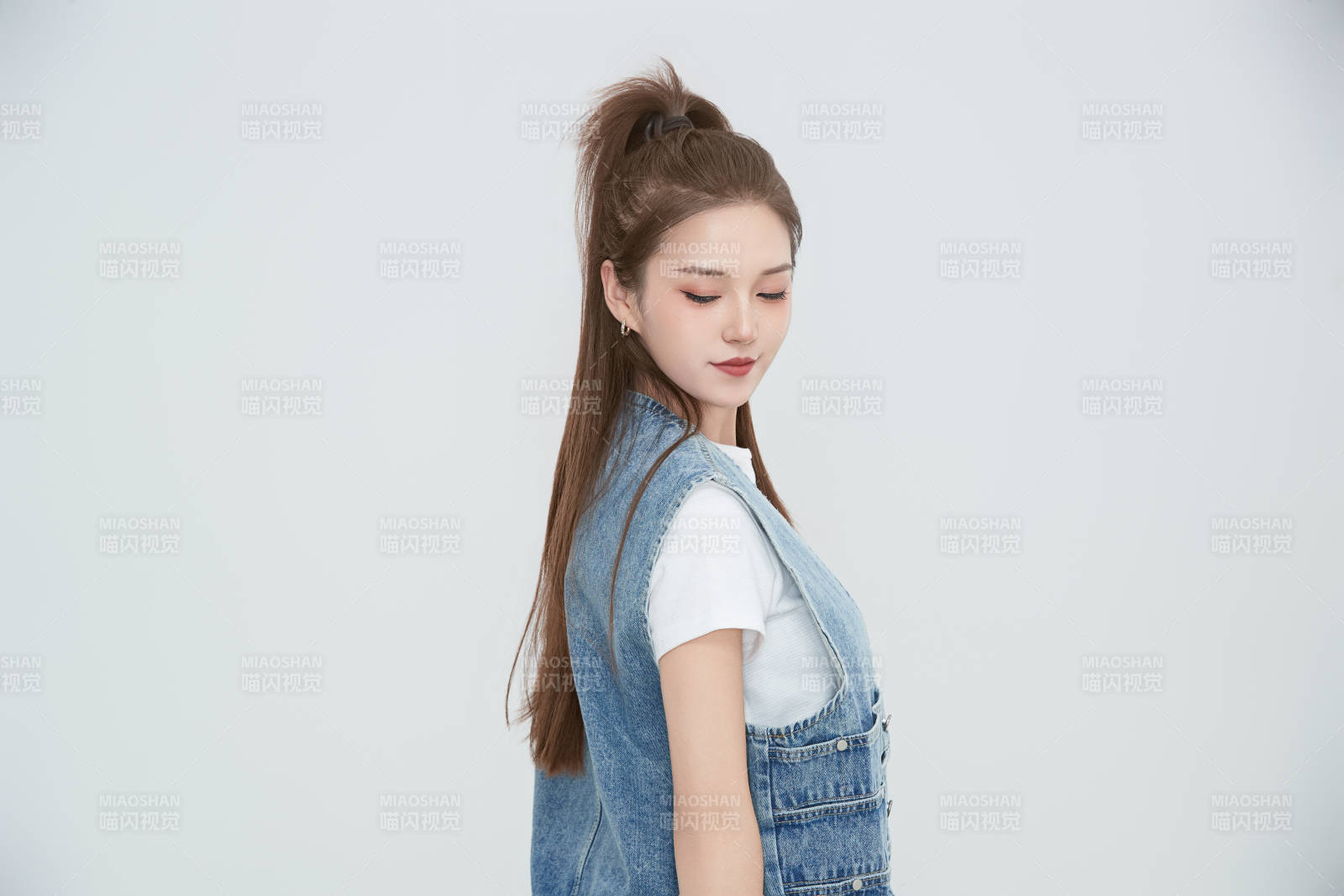 在摄影棚拍摄的青年时尚女性图片