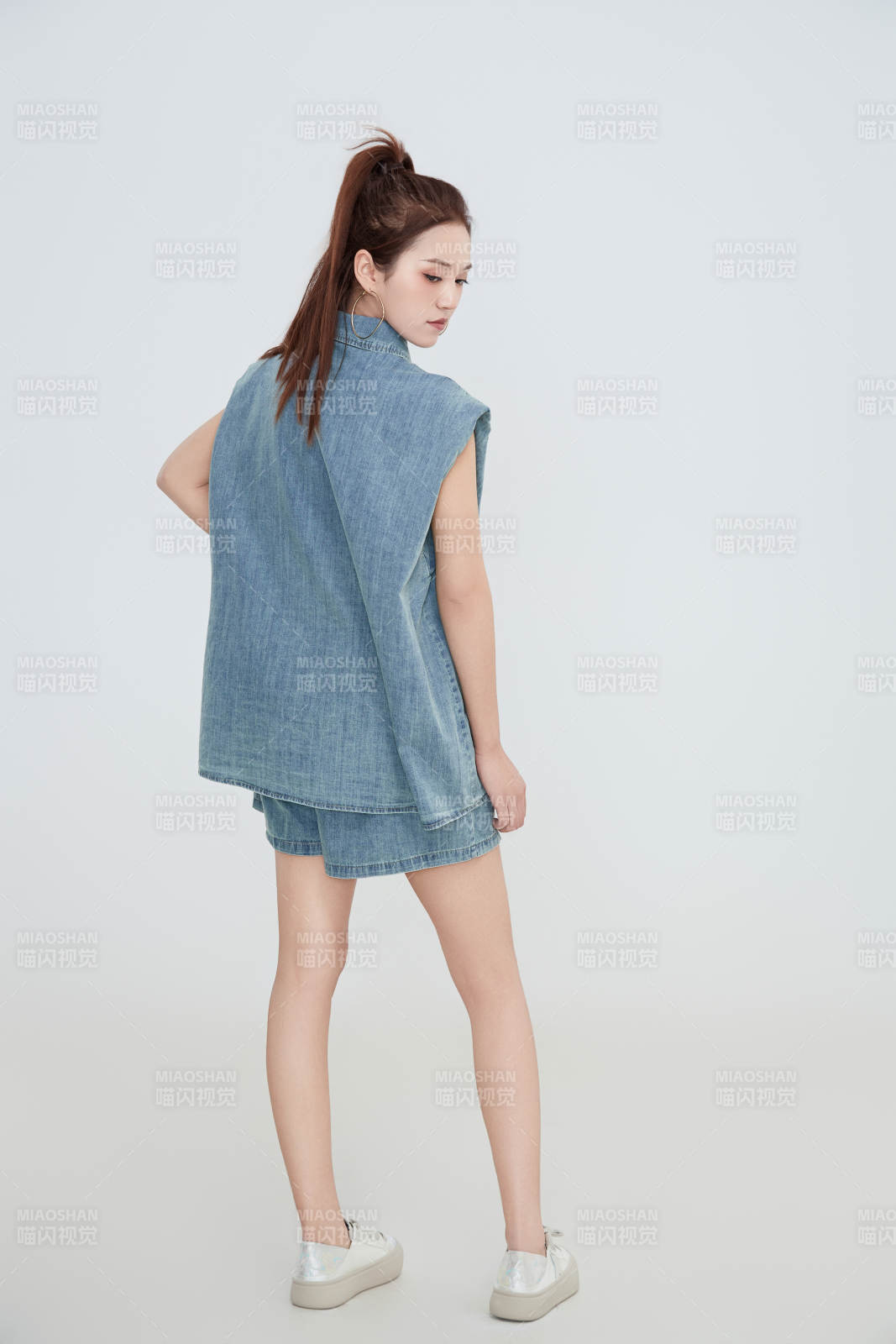 在摄影棚拍摄的青年时尚女性图片