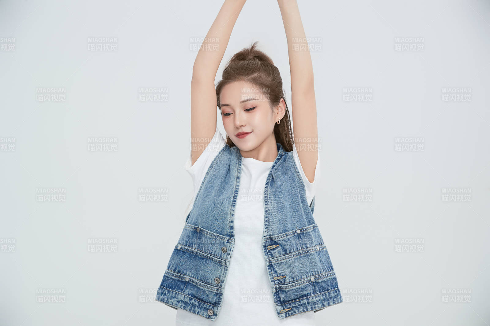 在摄影棚拍摄的青年时尚女性图片