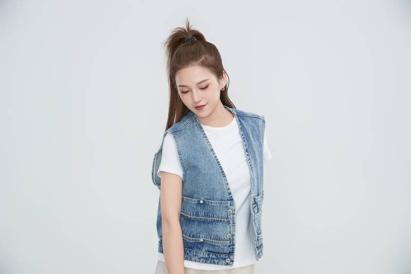 在摄影棚拍摄的青年时尚女性图片