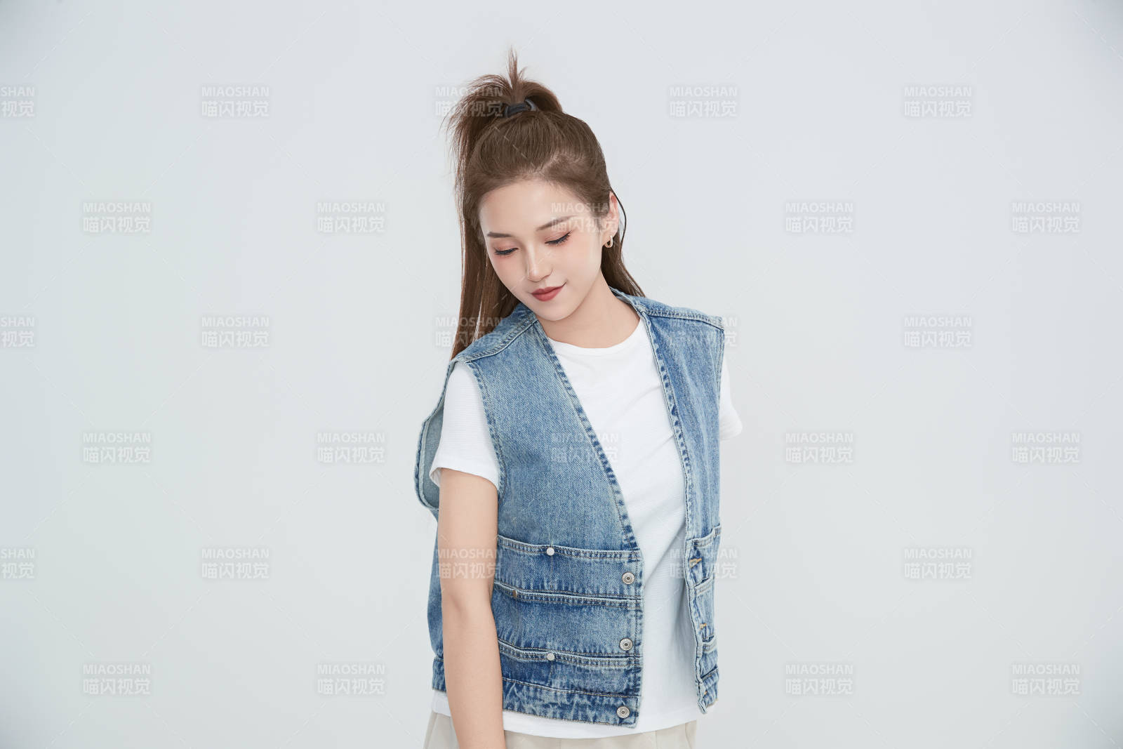 在摄影棚拍摄的青年时尚女性图片