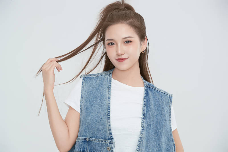 在摄影棚拍摄的青年时尚女性图片