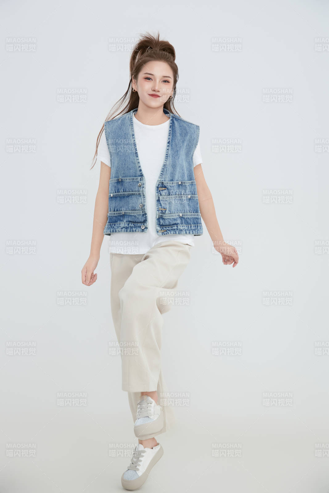 在摄影棚拍摄的青年时尚女性图片