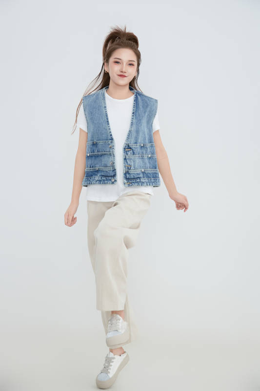 在摄影棚拍摄的青年时尚女性图片